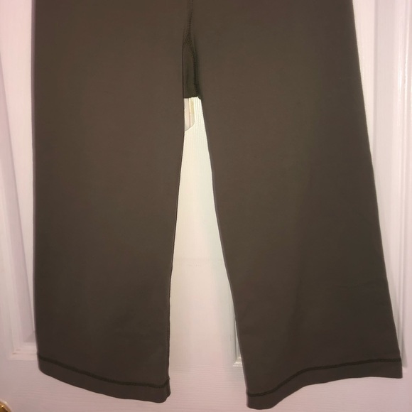 mid-rise Lululemon capri pants - Picture 3 of 6